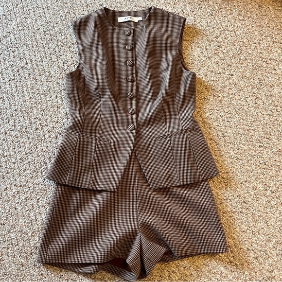 ASTR the label Women Gisselle Crewneck Vest and tailored short set medium plaid - Picture 4 of 13